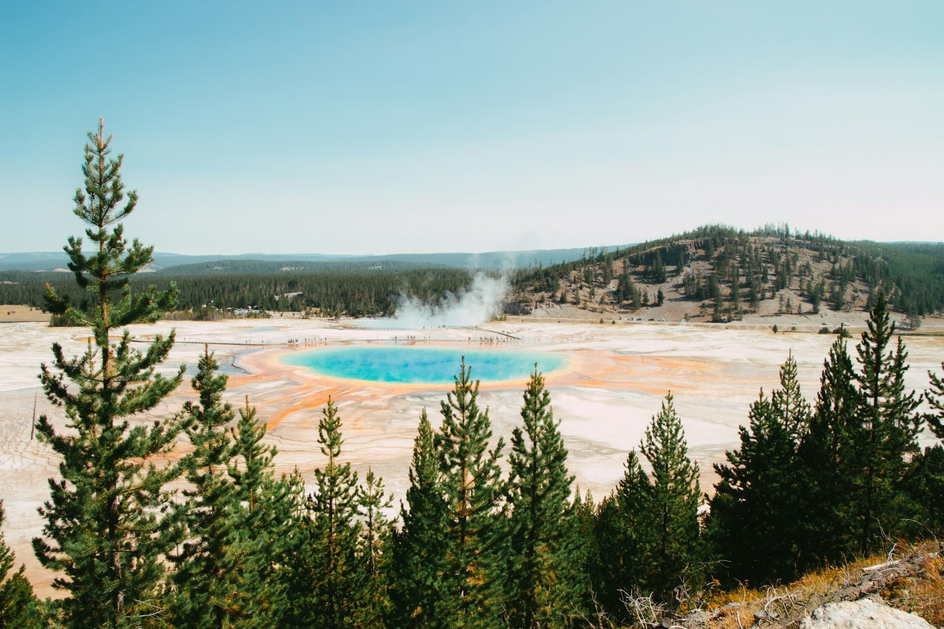 grand-prismatic-source-chaude-yellowstone-wyoming-eric-muhr-unsplash