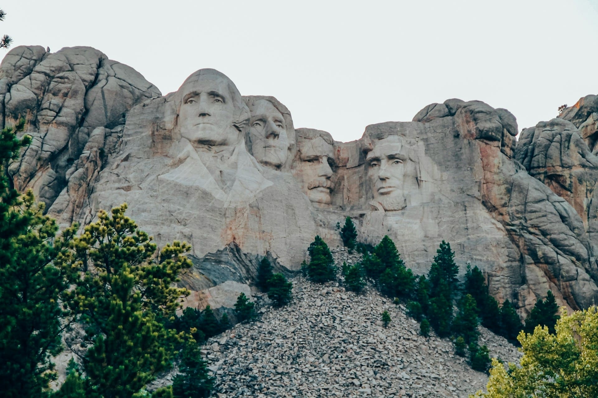 presidents-sculptes-mont-rushmore-dakota-du-sud-lolita-p-unsplash