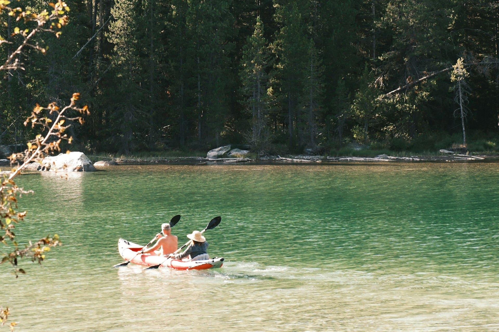 En kayak au pied des Teton