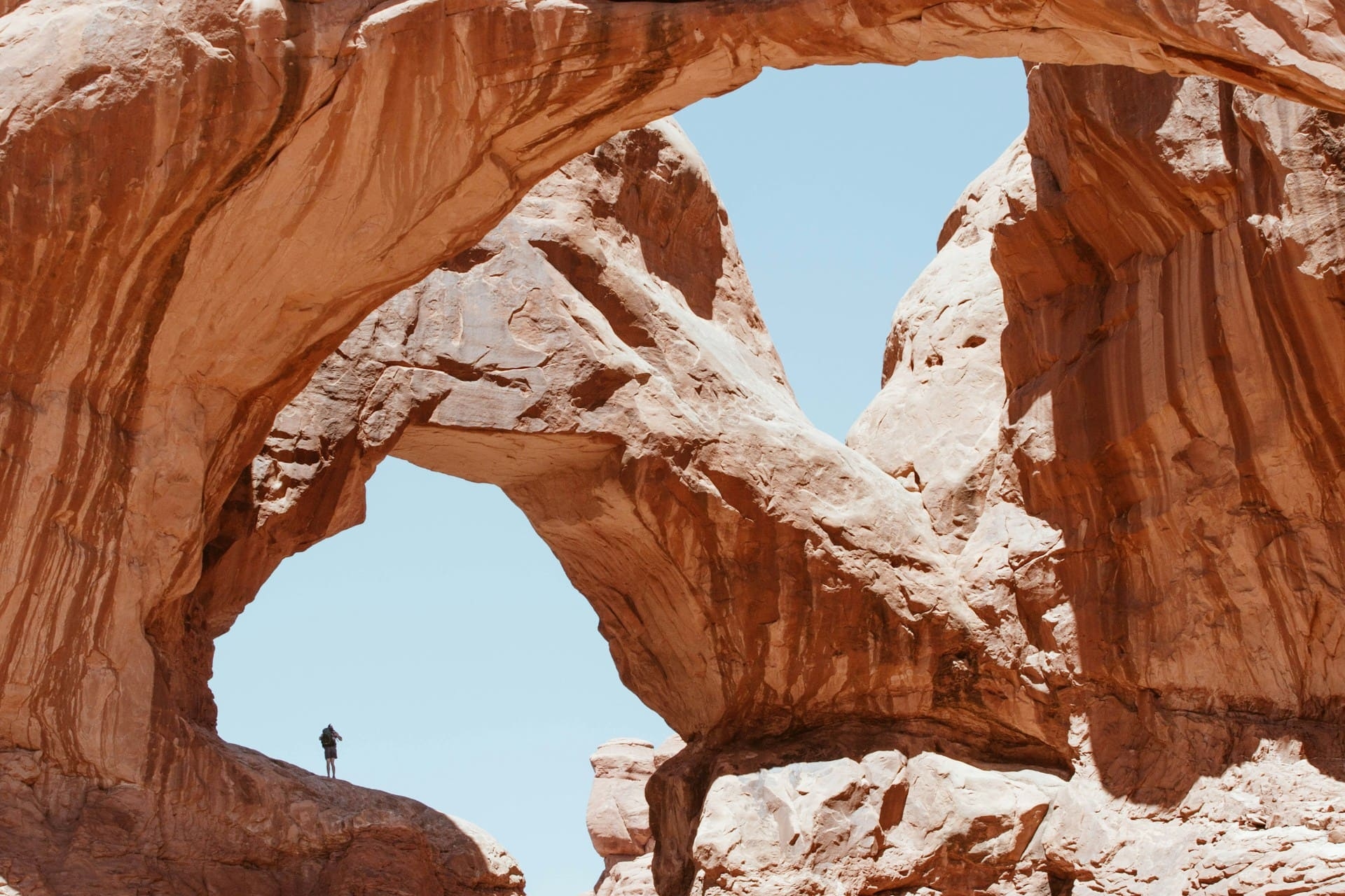 randonneur-arche-gres-utah-peter-thomas-unsplash