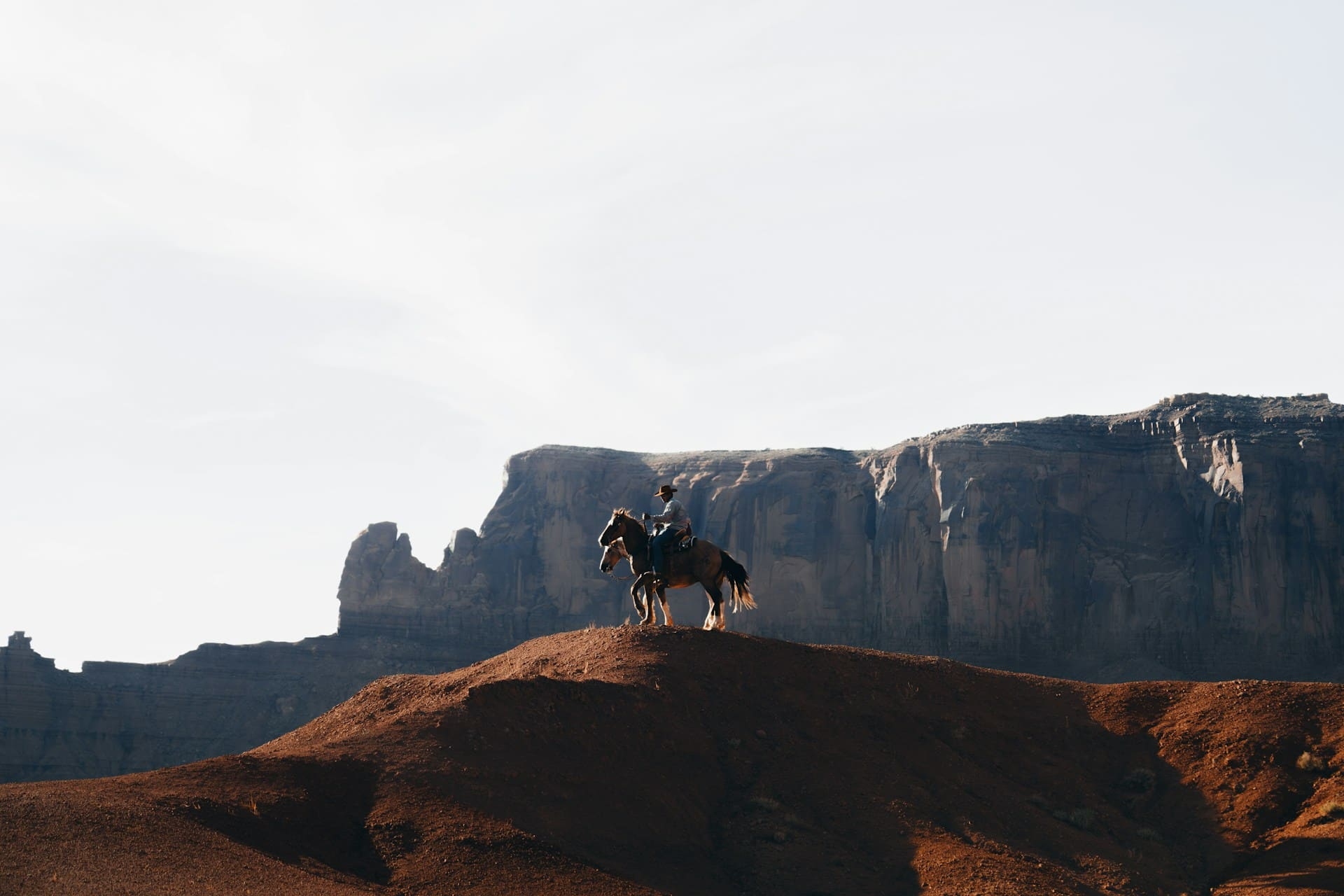 cavalier-cheval-falaises-ouest-americain-laurent-pandolfi-unsplash